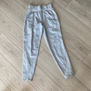 Lululemon sweat pants size 4 gray excellent conditions